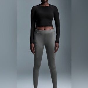 On Running Women's Black long t crop and Grey or black leggings (2 pieces)